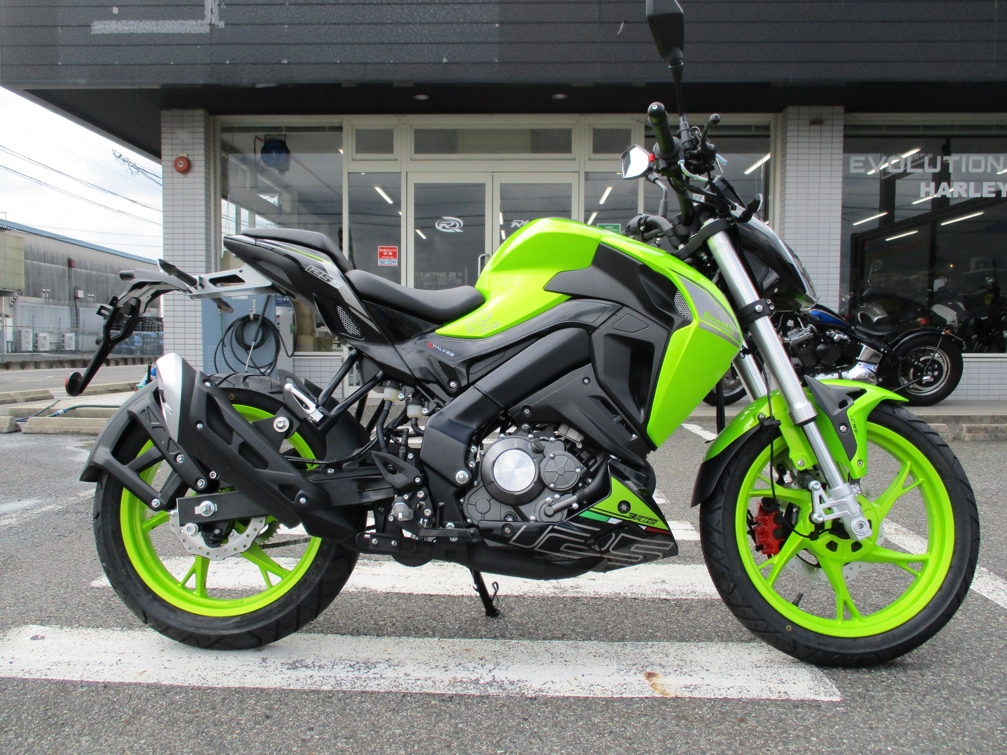 Benelli 新車 ベネリ 125S 特別色 展示車特別限定価格です ｜ Rignise 