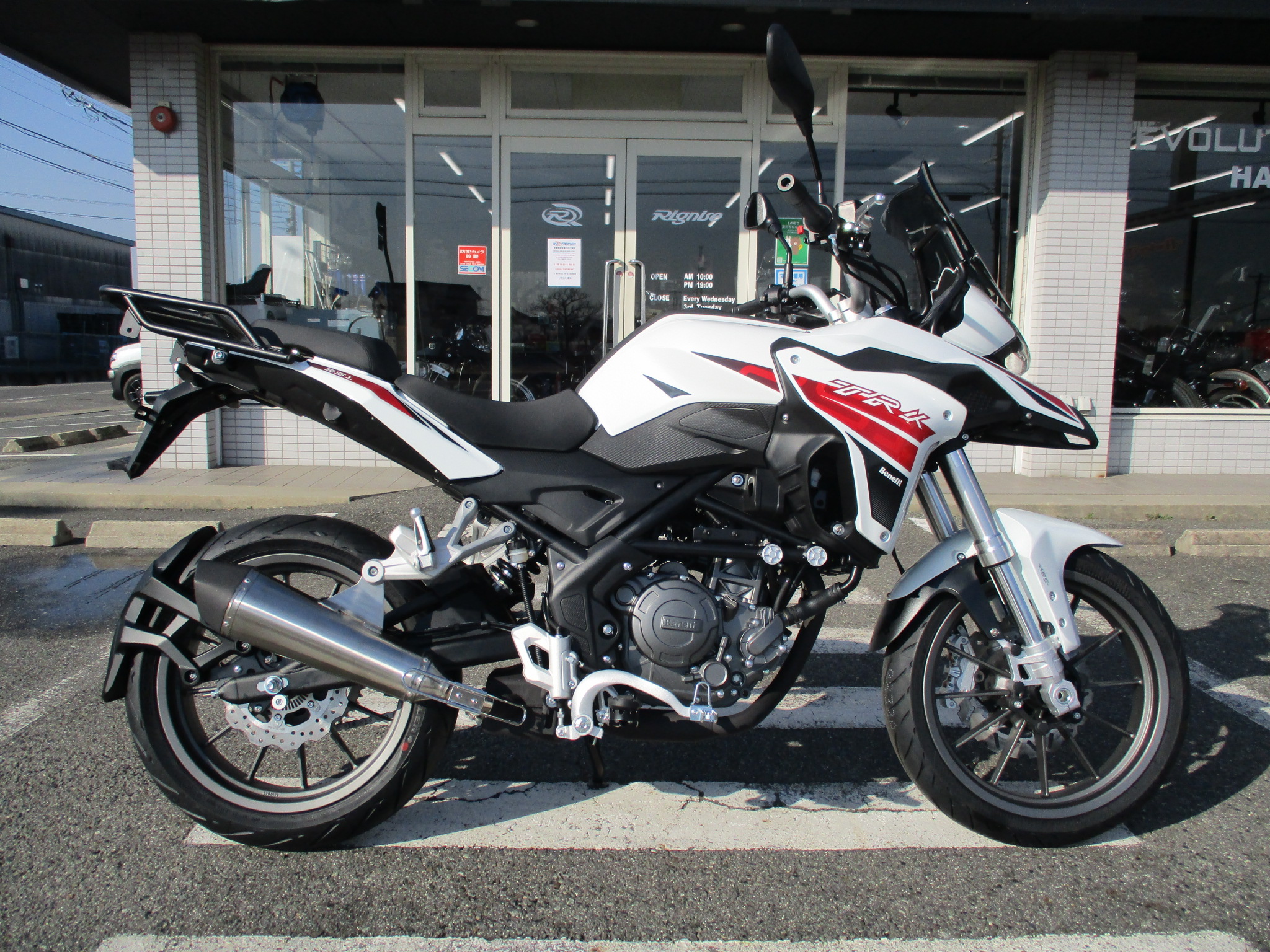 Benelli ベネリ 新車 TRK251 ｜ Rignise(リグニス)