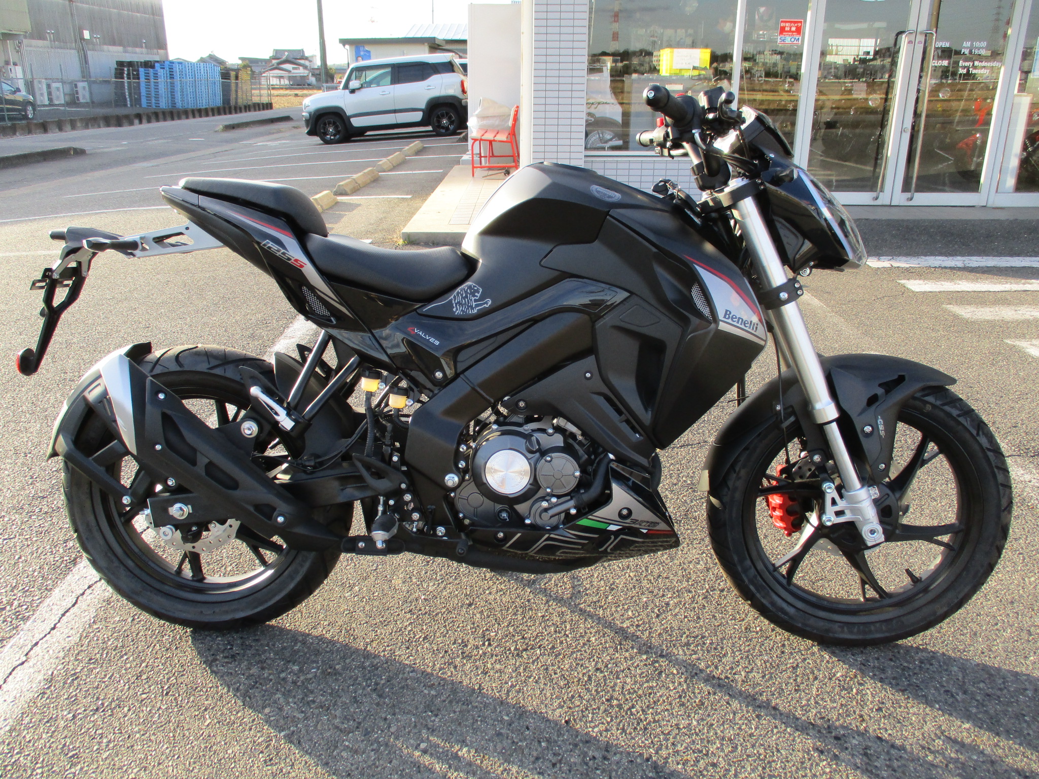 Benelli 新車 125S マッドブラック 展示車限定特別価格です 